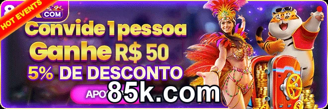 Atendente auxiliando jogador em serviço VIP